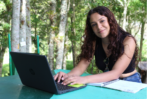 Imagen de una estudiante frente a un computador